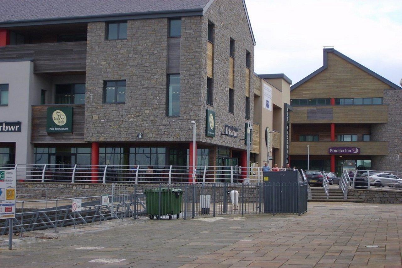 Premier Inn Caernarfon Exterior photo